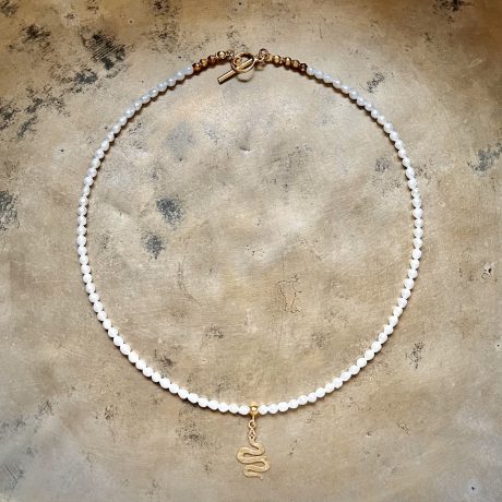 Choker z naturalnych pereł z wężem