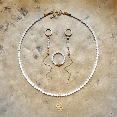 Zestaw z naturalnych pereł: choker z wężem, pierścionek oraz kolczyki długie