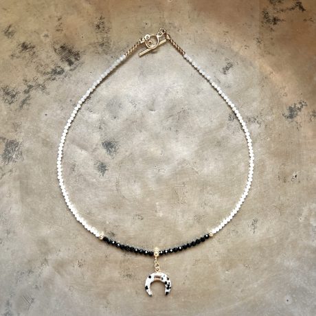 Choker z masy perłowej i czarnym turmalinem