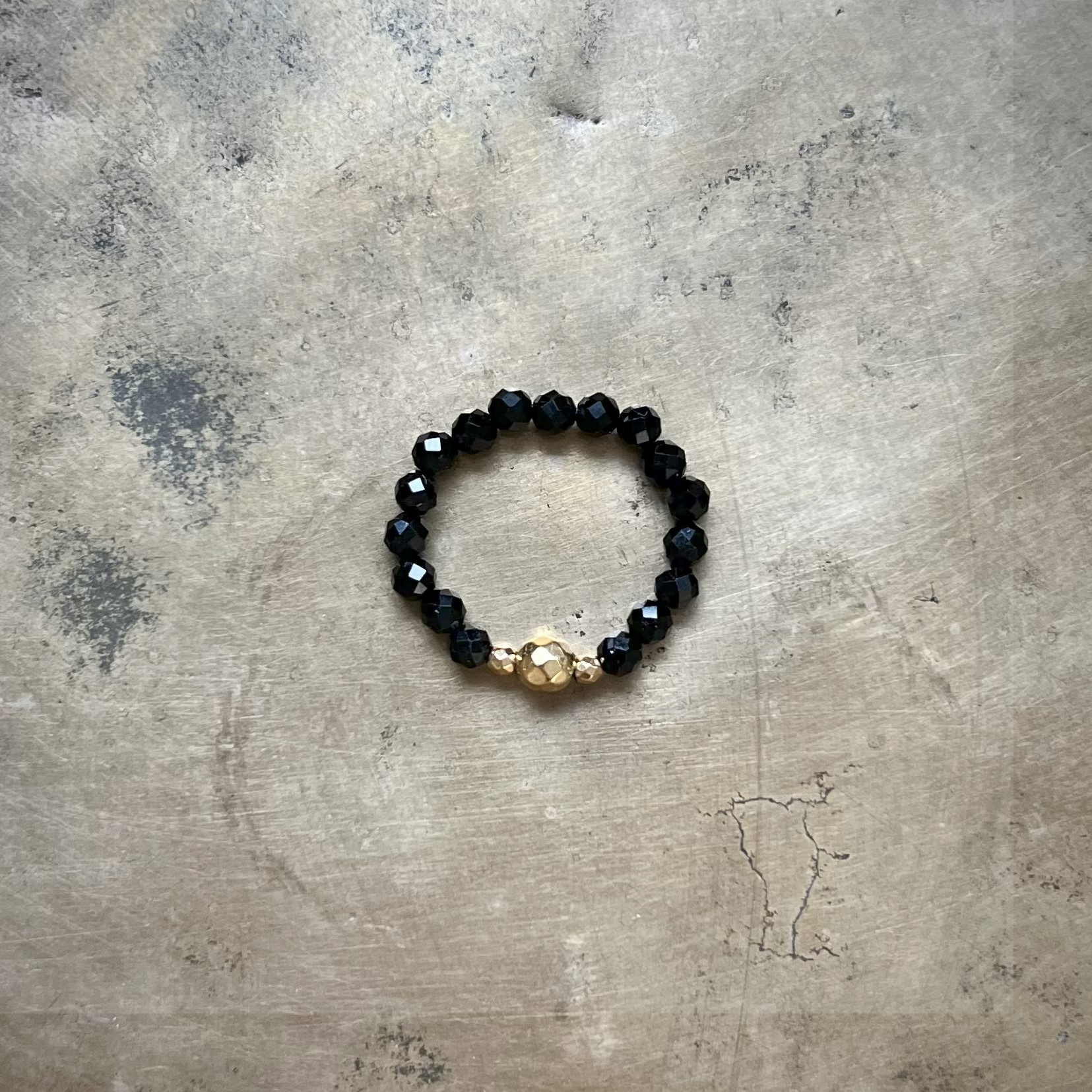 Pierścionek z czarnego turmalinu