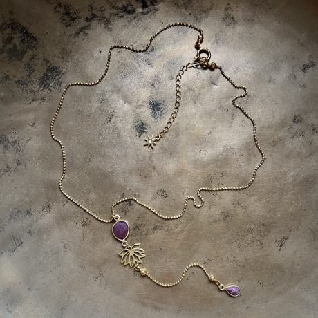 Naszyjnik z Rubinami i Kwiatem Lotosu