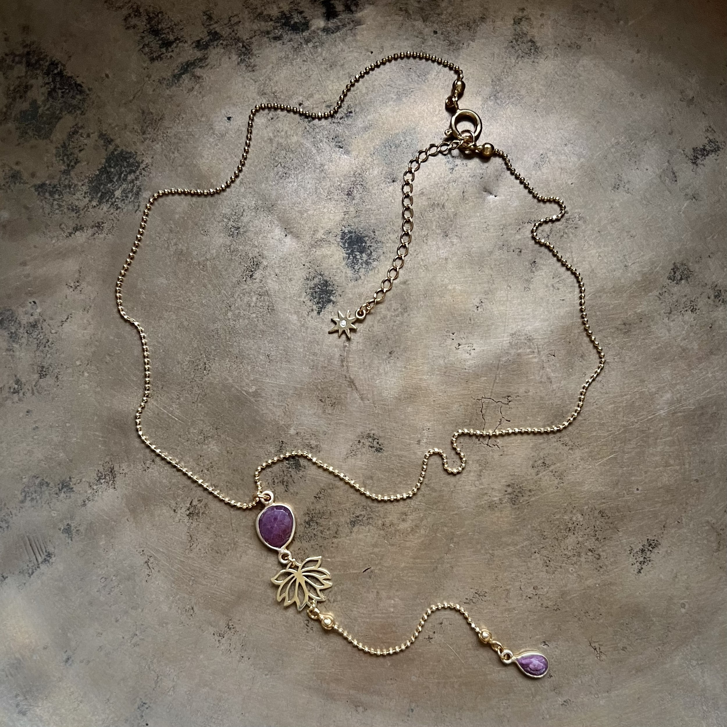 Naszyjnik z Rubinami i Kwiatem Lotosu