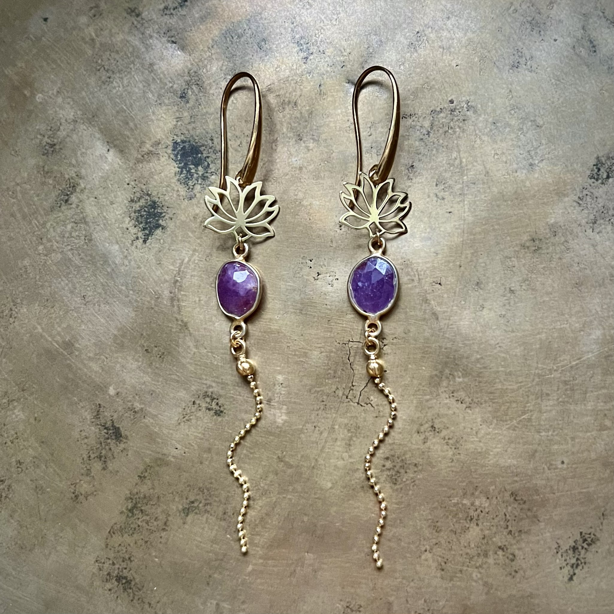 Kolczyki z Rubinem i Kwiatem Lotosu